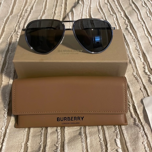 Authentic New Burberry aviator sunglasses - Picture 1 of 8
